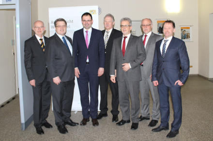v.l.: Peter Franz, Direktor des Amtsgerichts Wunsiedel, Bayerns Justizminister Bausback, Martin Schöffel, MdL, Dr. Karl Döhler, Landrat im Lkr. Wunsiedel, Manfred Söllner, 2. Bürgermeister Stadt Wunsiedel, Klaus Weiß, Geschäftsleiter des Amtsgerichts Wunsiedel v.l.: Peter Franz, Direktor des Amtsgerichts Wunsiedel, Bayerns Justizminister Bausback, Martin Schöffel, MdL, Dr. Karl Döhler, Landrat im Lkr. Wunsiedel, Manfred Söllner, 2. Bürgermeister Stadt Wunsiedel, Klaus Weiß, Geschäftsleiter des Amtsgerichts Wunsiedel