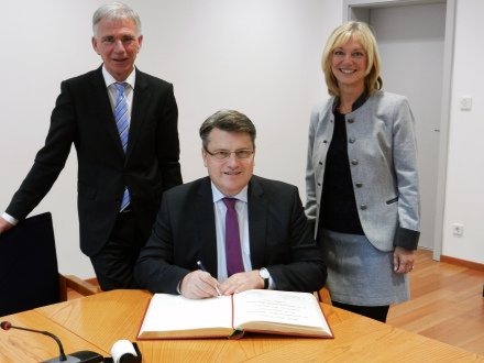 v.l.: Lorenz Müller, 1. Bürgermeister der Stadt Schwabmünchen, Bayerns Justizminister Prof. Dr. Winfried Bausback, Carolina Trautner, MdL © Julia Hartl v.l.: Lorenz Müller, 1. Bürgermeister der Stadt Schwabmünchen, Bayerns Justizminister Prof. Dr. Winfried Bausback, Carolina Trautner, MdL © Julia Hartl