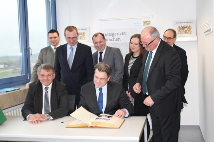 1. Reihe v.l.: Reinhard Nemetz, Präsident des Amtsgerichts München, Bayerns Justizminister Bausback, Heinz Weigl, 1. Bürgermeister Stadt Oberviechtach 1. Reihe v.l.: Reinhard Nemetz, Präsident des Amtsgerichts München, Bayerns Justizminister Bausback, Heinz Weigl, 1. Bürgermeister Stadt Oberviechtach