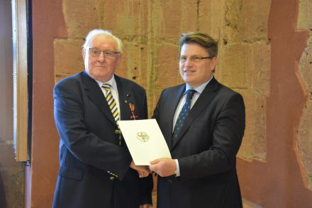 v.l.: Herr Regierungsdirektor a. D. Josef Paintner, Bayerns Justizminister Prof. Dr. Winfried Bausback v.l.: Herr Regierungsdirektor a. D. Josef Paintner, Bayerns Justizminister Prof. Dr. Winfried Bausback