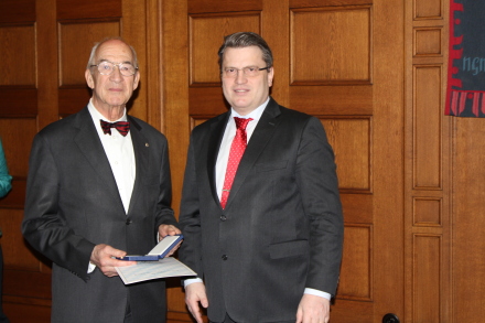 v.l.: Prof. Dr. Klaus Kastner, Nürnberg, Bayerns Justizminister Bausback v.l.: Prof. Dr. Klaus Kastner, Nürnberg, Bayerns Justizminister Bausback