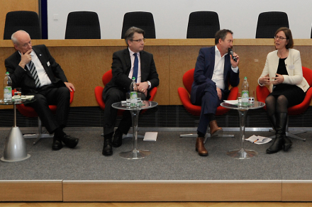Podiumsdiskussion zum Thema Podiumsdiskussion zum Thema "New York - Shanghai - London - …und dann lange nichts? Wo steht der Rechtsstandort Bayern?" © Richard Tobis