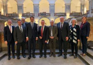 Bild vonBayerns Justizminister Georg Eisenreich mit den Präsidenten und Vertretern der Kommunalen Spitzenverbände