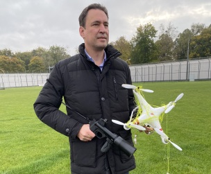 Justizminister Eisenreich testet das Drohnenabwehrsystem in der JVA München.