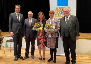 Justizminister Georg Eisenreich mit dem neuen Präsidenten Lothar Schmitt (li.) und dem scheidenden Präsidenten Clemens Lückemann (re.) sowie deren Ehefrauen