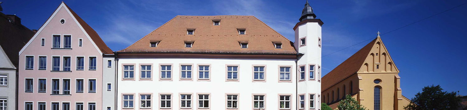 Teile des Amtsgerichts Ingolstadt, sog. Kaisheimer Haus, 1627-1804 Stadthaus des Klosters Kaisheim, stattliches dreigeschossiges Eckhaus mit polygonalen Eckerkertürmchen und Walmdach, um 1600 als Stadtpalast der Fugger ausgebaut