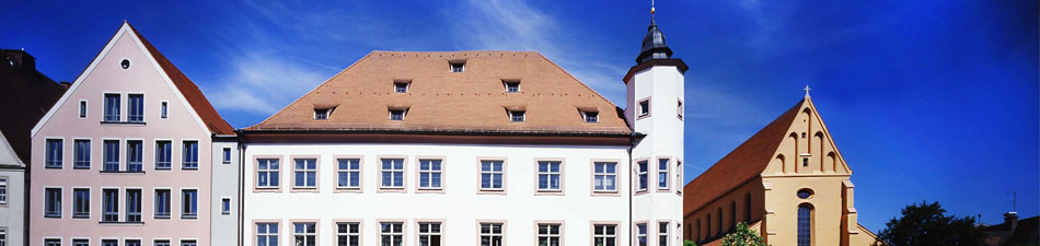 Teile des Amtsgerichts Ingolstadt, sog. Kaisheimer Haus, 1627-1804 Stadthaus des Klosters Kaisheim, stattliches dreigeschossiges Eckhaus mit polygonalen Eckerkertürmchen und Walmdach, um 1600 als Stadtpalast der Fugger ausgebaut