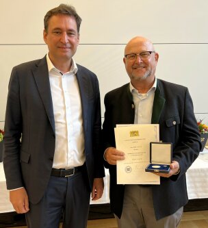 Justizmedaille 2025 Justizminister Eisenreich mit Detlef Dörrié Justizmedaille 2025 Justizminister Eisenreich mit Detlef Dörrié