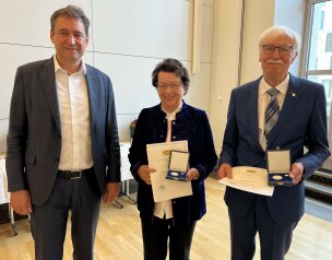 Justizmedaille 2025 Justizminister Eisenreich mit Dr. Heinz-Günter Kuhls und Maria Stelzl Justizmedaille 2025 Justizminister Eisenreich mit Dr. Heinz-Günter Kuhls und Maria Stelzl