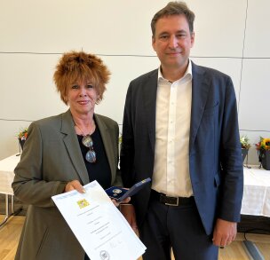 Justizmedaille 2025 Justizminister Eisenreich mit Beate Kreitmaier Justizmedaille 2025 Justizminister Eisenreich mit Beate Kreitmaier
