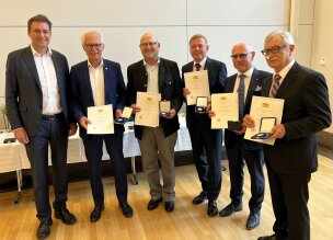 Justizmedaille 2025 Justizminister Eisenreich mit den ehrenamtlichen Handelsrichtern Justizmedaille 2025 Justizminister Eisenreich mit den ehrenamtlichen Handelsrichtern