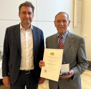 Justizmedaille 2025 Justizminister Eisenreich mit Dr. Hans Dworzak Justizmedaille 2025 Justizminister Eisenreich mit Dr. Hans Dworzak