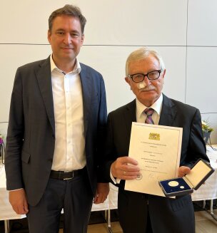 Justizmedaille 2025 Justizminister Eisenreich mit Friedrich Leonhardt Justizmedaille 2025 Justizminister Eisenreich mit Friedrich Leonhardt