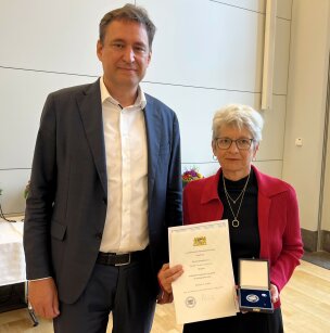 Justizmedaille 2025 Justizminister Eisenreich mit Cornelia Schuh-Stötzel Justizmedaille 2025 Justizminister Eisenreich mit Cornelia Schuh-Stötzel