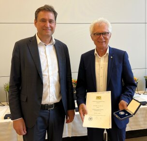Justizmedaille 2025 Justizminister Eisenreich mit Jürgen Steigmüller Justizmedaille 2025 Justizminister Eisenreich mit Jürgen Steigmüller