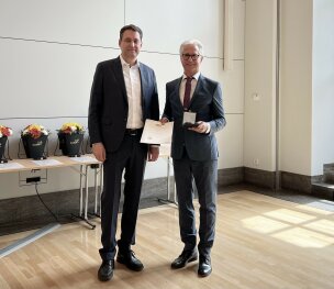 Justizminister Georg Eisenreich mit Walther Bredl aus Miltach