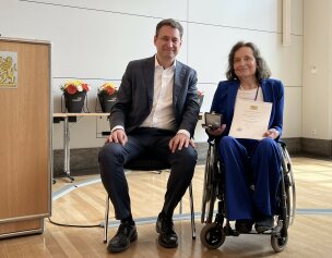 Justizminister Georg Eisenreich mit Helga Twardzik aus Würzburg
