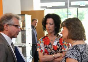 Gespräche zwischen den Vorträgen - v.l.: Ministerialdirigent Heinz-Peter Mair (StMJ), Direktorin des Amtsgerichts Wolfratshausen und Vorsitzende des bayer. Richtervereins Andrea Titz, Ri'inOLG Nürnberg und Vorsitzende des Hauptrichterrats Frau Demmel Gespräche zwischen den Vorträgen - v.l.: Ministerialdirigent Heinz-Peter Mair (StMJ), Direktorin des Amtsgerichts Wolfratshausen und Vorsitzende des bayer. Richtervereins Andrea Titz, Ri'inOLG Nürnberg und Vorsitzende des Hauptrichterrats Frau Demmel