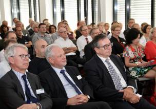 Blick ins Plenum - v.l.: Präsident des Bayerischen Obersten Landesgerichts Dr. Hans-Joachim Heßler, Präsident des OLG Nürnberg Dr. Thomas Dickert und Präsident des OLG München und des Bayer. Verfassungsgerichtshofs Peter Küspert Blick ins Plenum - v.l.: Präsident des Bayerischen Obersten Landesgerichts Dr. Hans-Joachim Heßler, Präsident des OLG Nürnberg Dr. Thomas Dickert und Präsident des OLG München und des Bayer. Verfassungsgerichtshofs Peter Küspert
