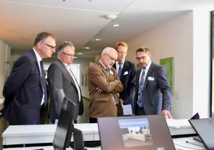 Interessierte Besucher an den Messeständen Interessierte Besucher an den Messeständen
