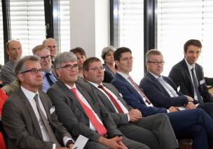 Blick ins Plenum - v.l.: Ministerialdirigent Heinz-Peter Mair (StMJ), Ministerialdirigent Dr. Carsten Schulz (StMJ), Direktor des IT-Servicezentrums d. bayerischen Justiz Herr Gründler, Herr Dr. Paschold (StMJ), Herr Eißing (StMJ), Herr Dr. Wachter (StMJ) Blick ins Plenum - v.l.: Ministerialdirigent Heinz-Peter Mair (StMJ), Ministerialdirigent Dr. Carsten Schulz (StMJ), Direktor des IT-Servicezentrums d. bayerischen Justiz Herr Gründler, Herr Dr. Paschold (StMJ), Herr Eißing (StMJ), Herr Dr. Wachter (StMJ)