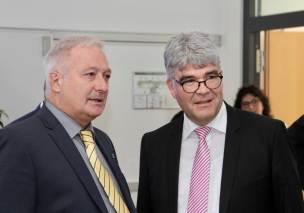 v.l.: Erster Bürgermeister der Stadt Pegnitz Herr Uwe Raab und Ministerialdirigent Dr. Carsten Schulz (StMJ)z v.l.: Erster Bürgermeister der Stadt Pegnitz Herr Uwe Raab und Ministerialdirigent Dr. Carsten Schulz (StMJ)z