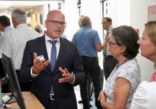 Interessierte Besucher an den Messeständen Interessierte Besucher an den Messeständen