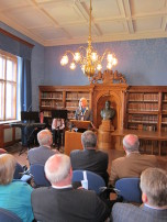 Frau Ministerialrätin Gabriele Engel, Oberste Baubehörde, während der Festrede im Rahmen der Auftaktveranstaltung zur Woche der Justiz bei der Ausstellungseröffnung "Justitias fränkische Kleider" in der historischen Bibliothek des Oberlandesgerichts Bamberg