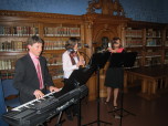 Von links - Herr RpflOI Udo Schonath, Frau RpflAmtfrau Ursula Leipold und Frau RpflAR'in Katrin Beßler bei der musikalischen Umrahmung der Auftaktveranstaltung zur Woche der Justiz bei der Ausstellungseröffnung Von links - Herr RpflOI Udo Schonath, Frau RpflAmtfrau Ursula Leipold und Frau RpflAR'in Katrin Beßler bei der musikalischen Umrahmung der Auftaktveranstaltung zur Woche der Justiz bei der Ausstellungseröffnung "Justitias fränkische Kleider" in der historischen Bibliothek des Oberlandesgerichts Bamberg