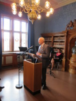 Herr MD a.D. Dr. Walter Schön während des Grußwortes im Rahmen der Auftaktveranstaltung zur Woche der Justiz bei der Ausstellungseröffnung "Justitias fränkische Kleider" in der historischen Bibliothek des Oberlandesgerichts Bamberg