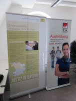 Informationsrollbanner und Informationsstand zur Veranstaltung "Die bayerische Justiz - Deine Zukunft"