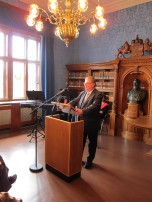 Herr PräsOLG Clemens Lückemann bei der Auftaktveranstaltung zur Woche der Justiz bei der Ausstellungseröffnung "Justitias frändische Kleider" in der historischen Bibliothek des Oberlandesgerichts Bamberg