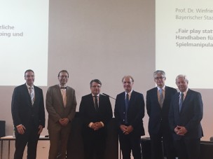 v.l.: Dr. Matthias Breucker, RA, Prof. Dr. Jörg Fritzsche, Dekan der Fakultät für Rechtswissenschaften, Universität Regensburg, Prof. Dr. Winfried Bausback, Bayerischer Justizminister, Dr. Clemens Prokop, Direktor des AG Regensburg, Prof. Dr. Ulrich Haas, Universitätsprofessor an der Universität Zürich, Prof. Dr. Udo Steiner, Bundesverfassungsrichter a.D. v.l.: Dr. Matthias Breucker, RA, Prof. Dr. Jörg Fritzsche, Dekan der Fakultät für Rechtswissenschaften, Universität Regensburg, Prof. Dr. Winfried Bausback, Bayerischer Justizminister, Dr. Clemens Prokop, Direktor des AG Regensburg, Prof. Dr. Ulrich Haas, Universitätsprofessor an der Universität Zürich, Prof. Dr. Udo Steiner, Bundesverfassungsrichter a.D.